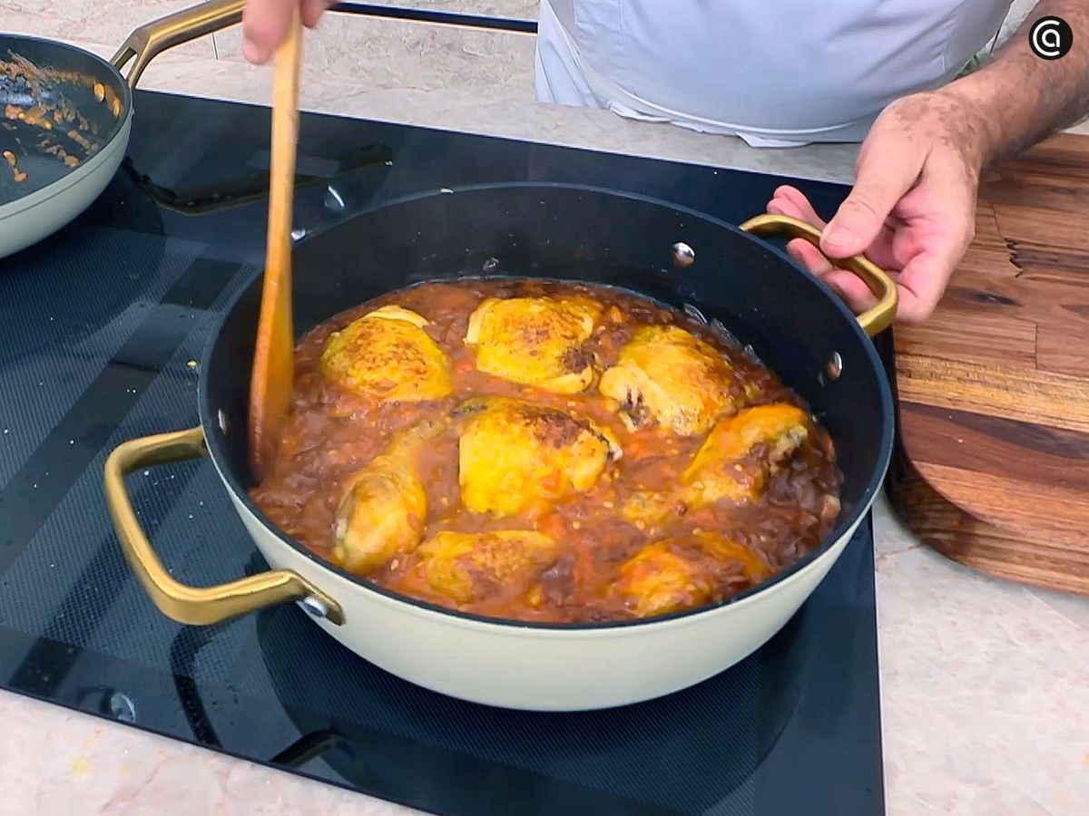 Cocinar el pollo en la salsa de tomate