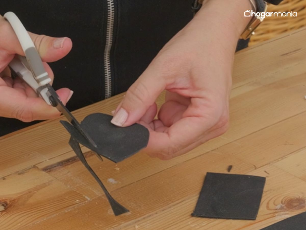 Recortamos los ojos del fantasma con fieltro negro, dándoles forma redondeada.