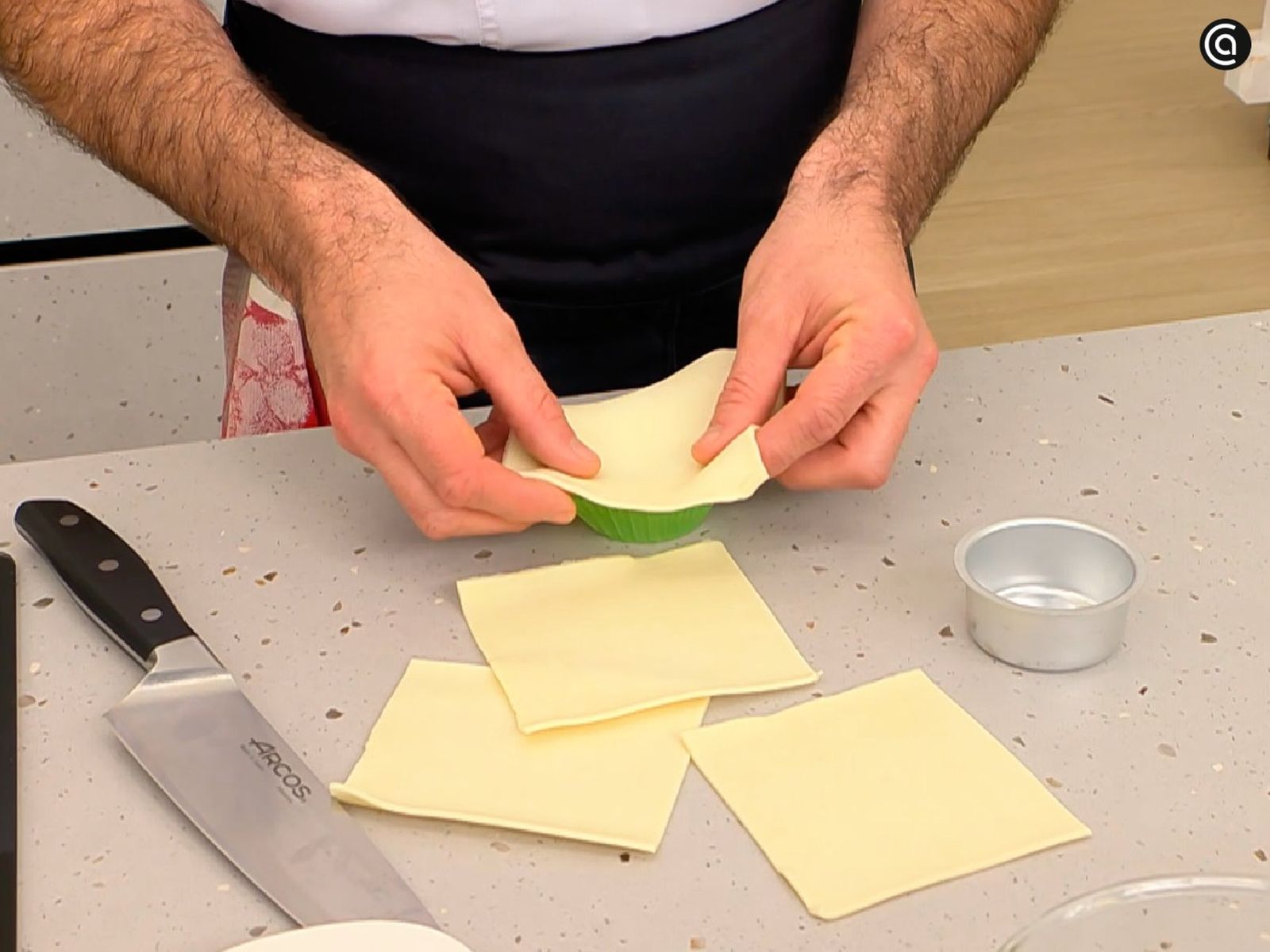 Masa de hojaldre cortada para hacer carolinas de Bilbao