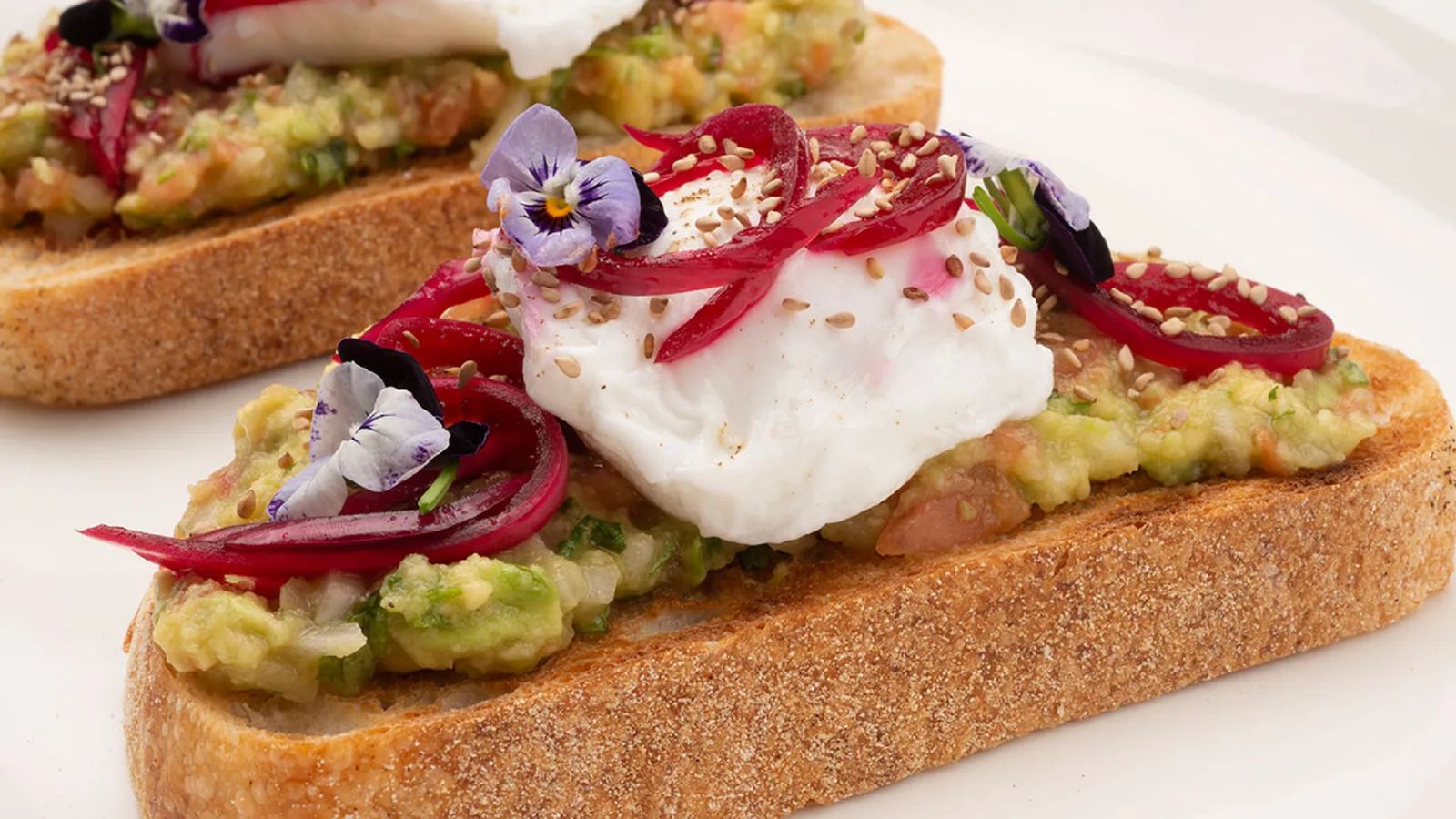 Tosta de guacamole con huevo escalfado