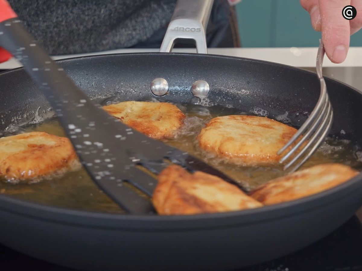 Fríe las tortitas hasta que queden doradas y crujientes por ambos lados.