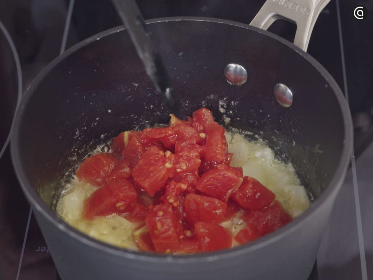 Añade el tomate y cocina por 5 minutos
