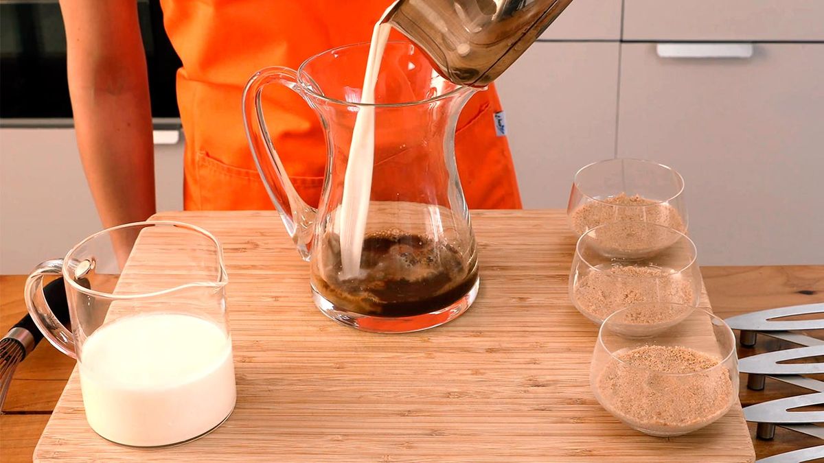 Receta de flan de café con base de galletas trituradas  paso 3