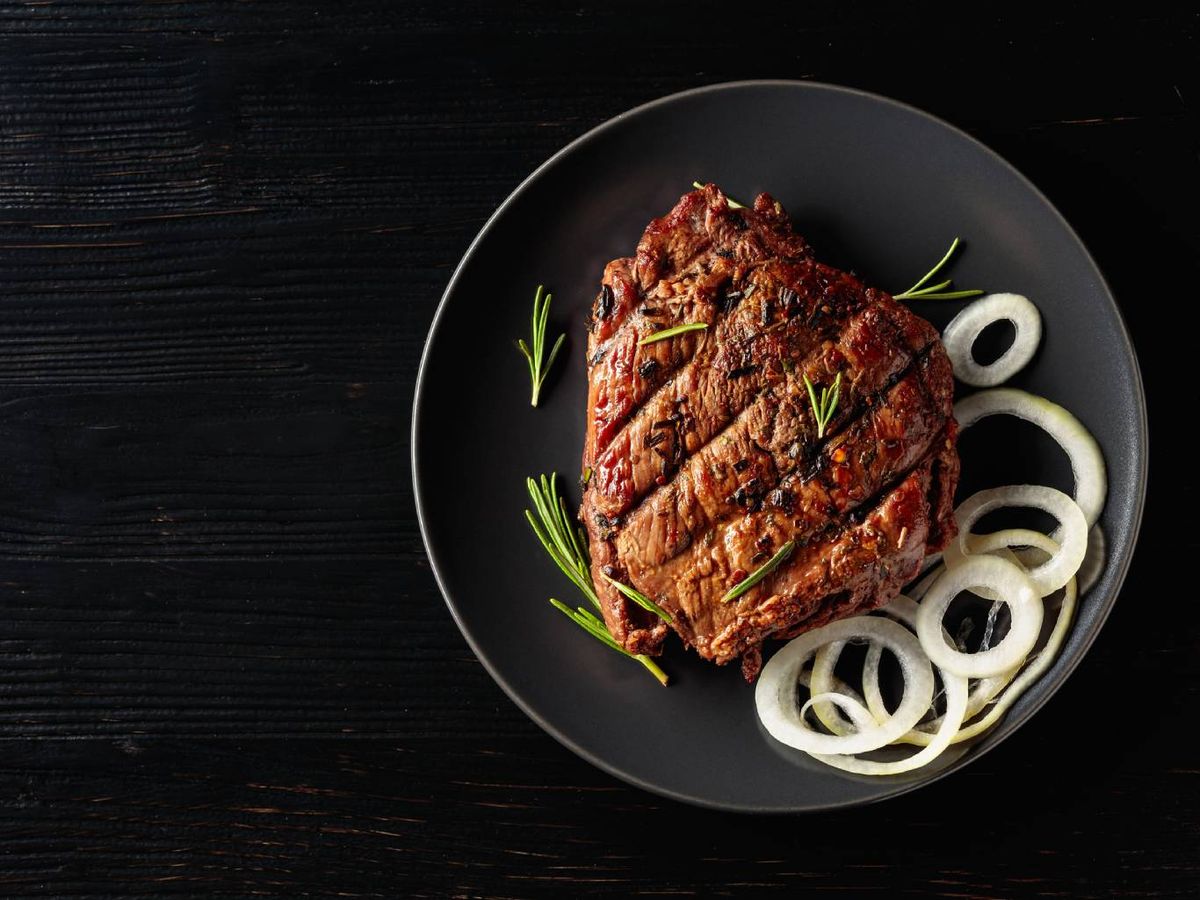 El negro potencia la intensidad visual del plato, ideal para carnes con sabor robusto.