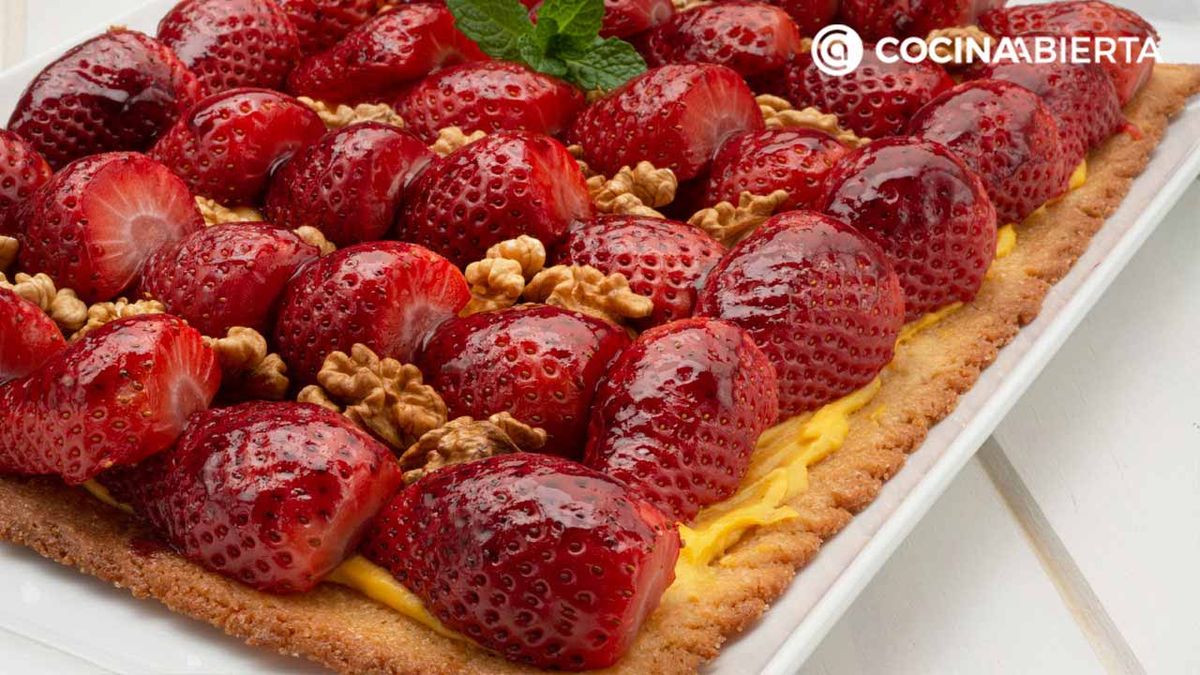 KARL67120321 receta tarta de fresas naturales nueces y crema pastelera postre facil al horno eva arguinano