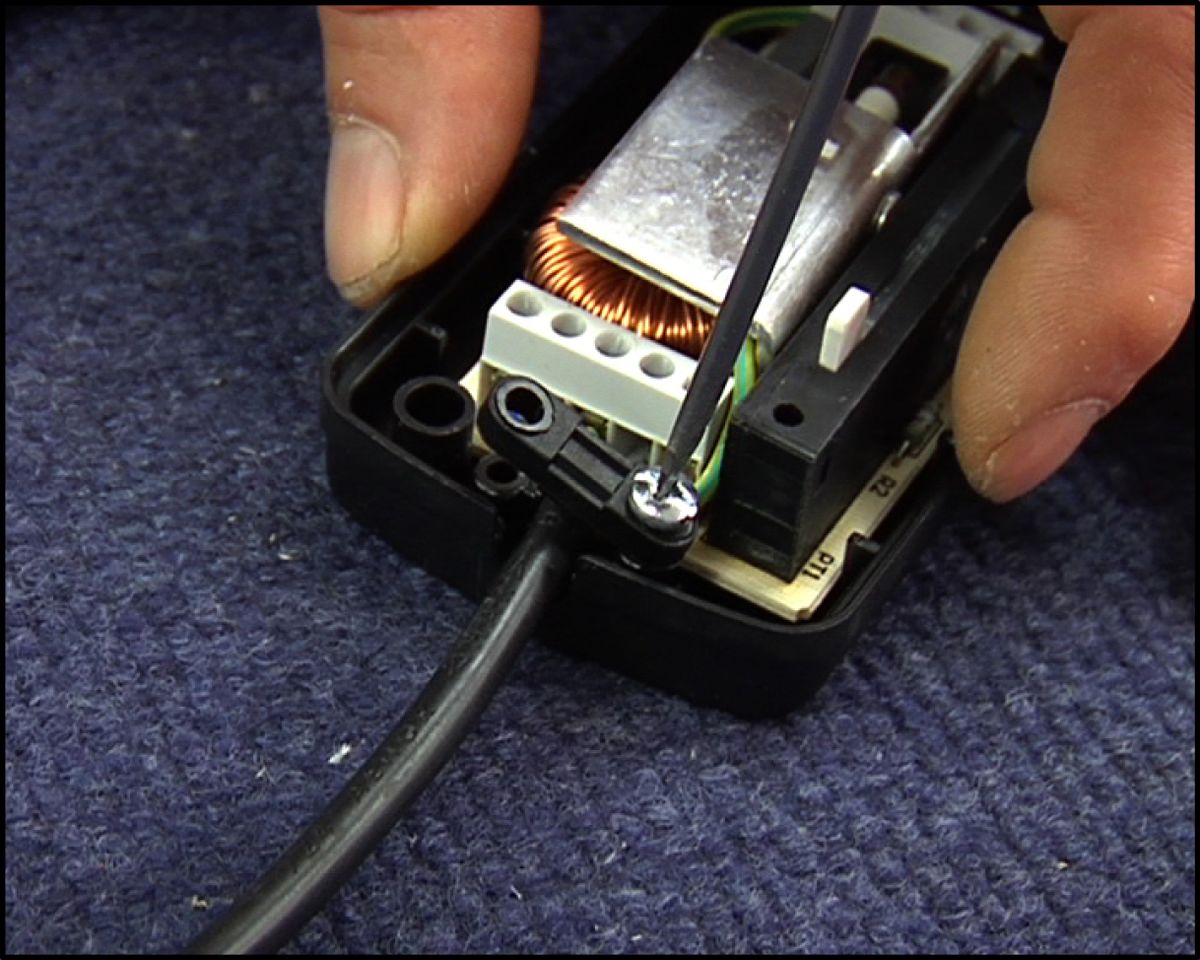 Cambiar el cable a una lámpara paso 7