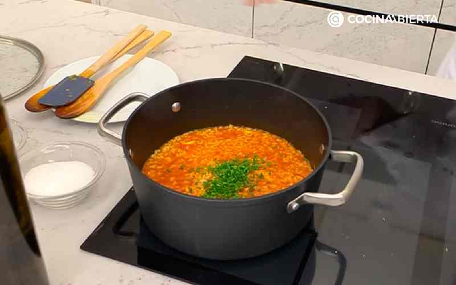 Añade el cebollino picado y mezcla Añade el cebollino picado y mezcla