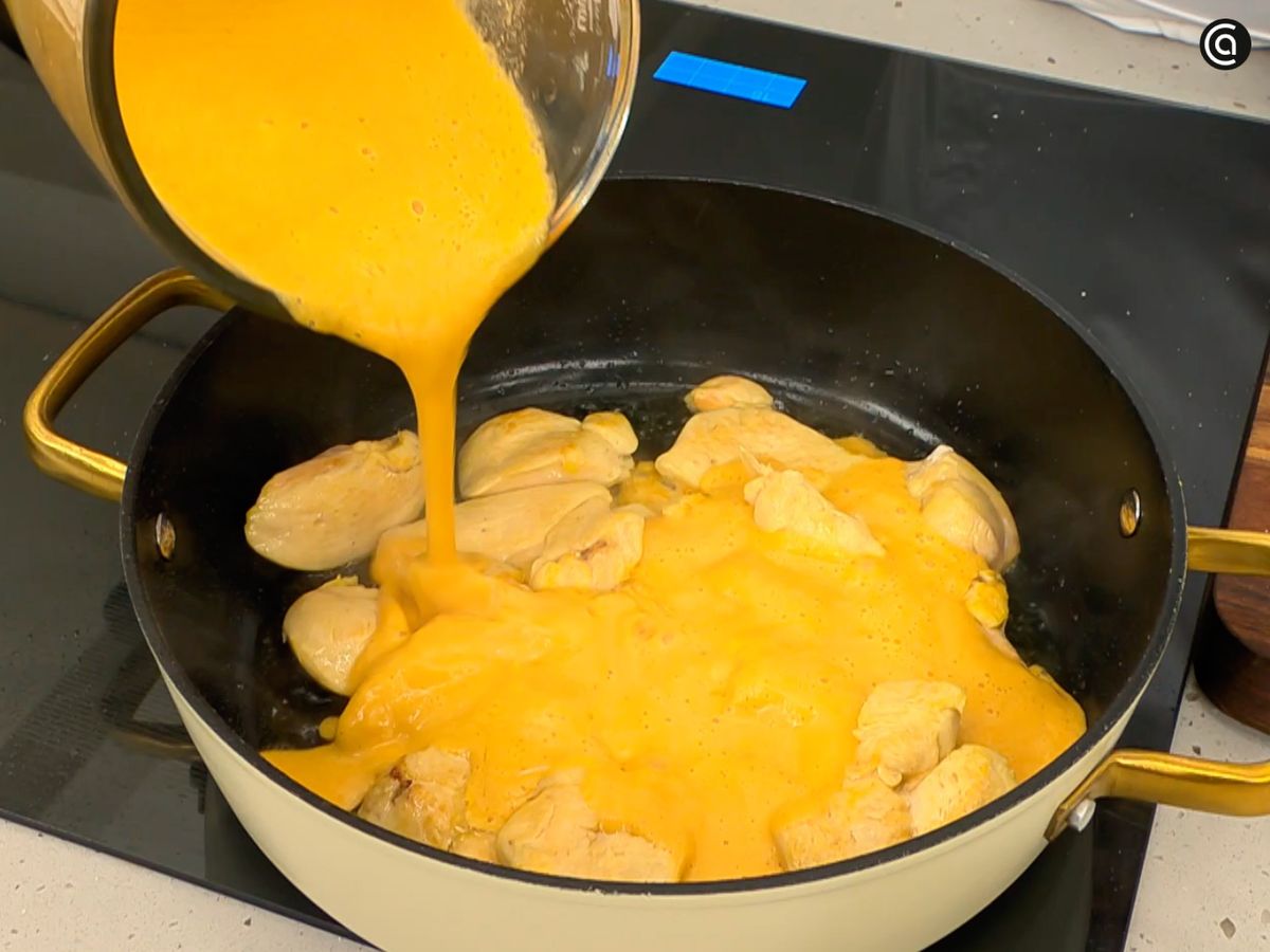 Vierte la salsa de almendras en la cazuela de los medallones de pollo
