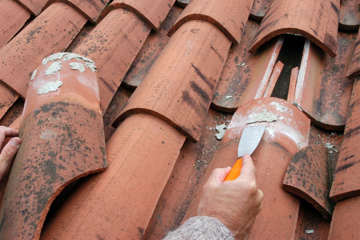 Pasos para cambiar una teja rota