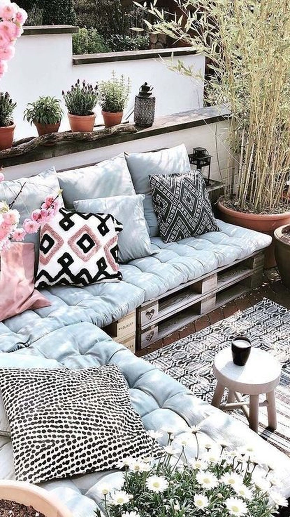 Incluye color en las flores, los cojines o cualquier objeto de decoración