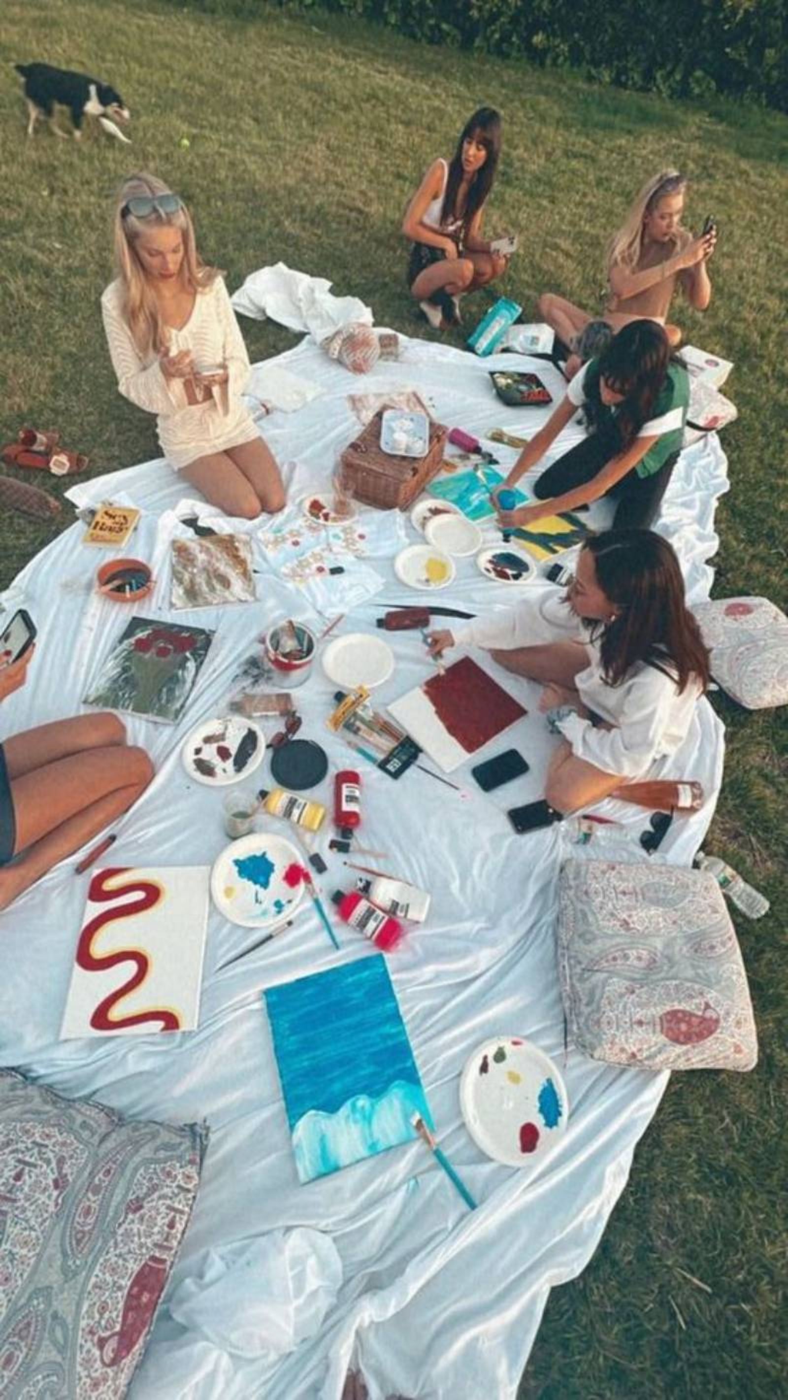 Grupo de amigas pintando al aire libre. Grupo de amigas pintando al aire libre.