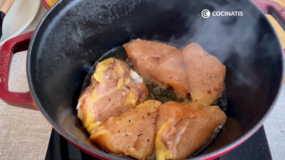 Dorar el pollo en una cazuela