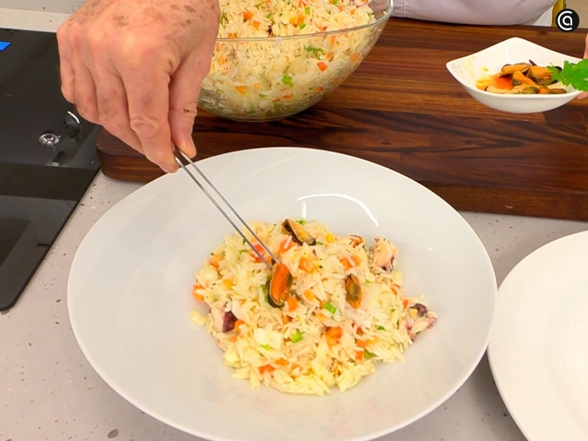 Sirve la ensalada marinera de arroz y acompáñala con mejillones enteros