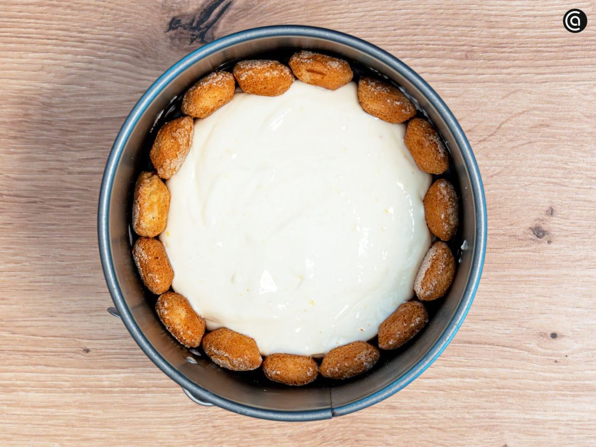 Añade la crema de queso con limón al molde y repártela de forma uniforme