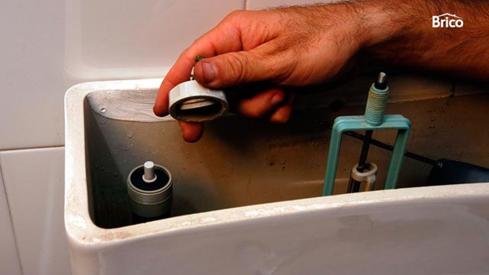 Arreglar una fuga en la cisterna paso 2 Arreglar una fuga en la cisterna paso 2