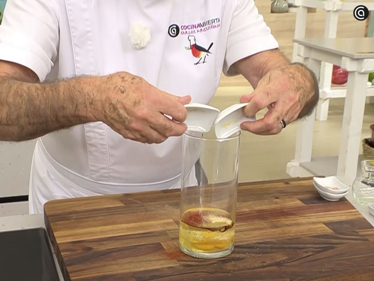 Pon todos los ingredientes en un vaso batidor