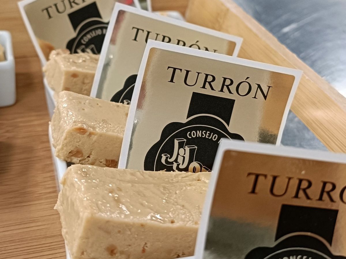 El sello del Consejo Regulador distingue a los auténticos turrones de Jijona, guardianes de una tradición centenaria.