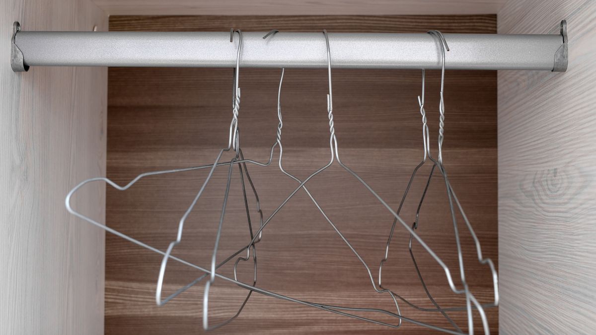 Cambia las perchas de alambre por perchas uniformes de madera o terciopelo
