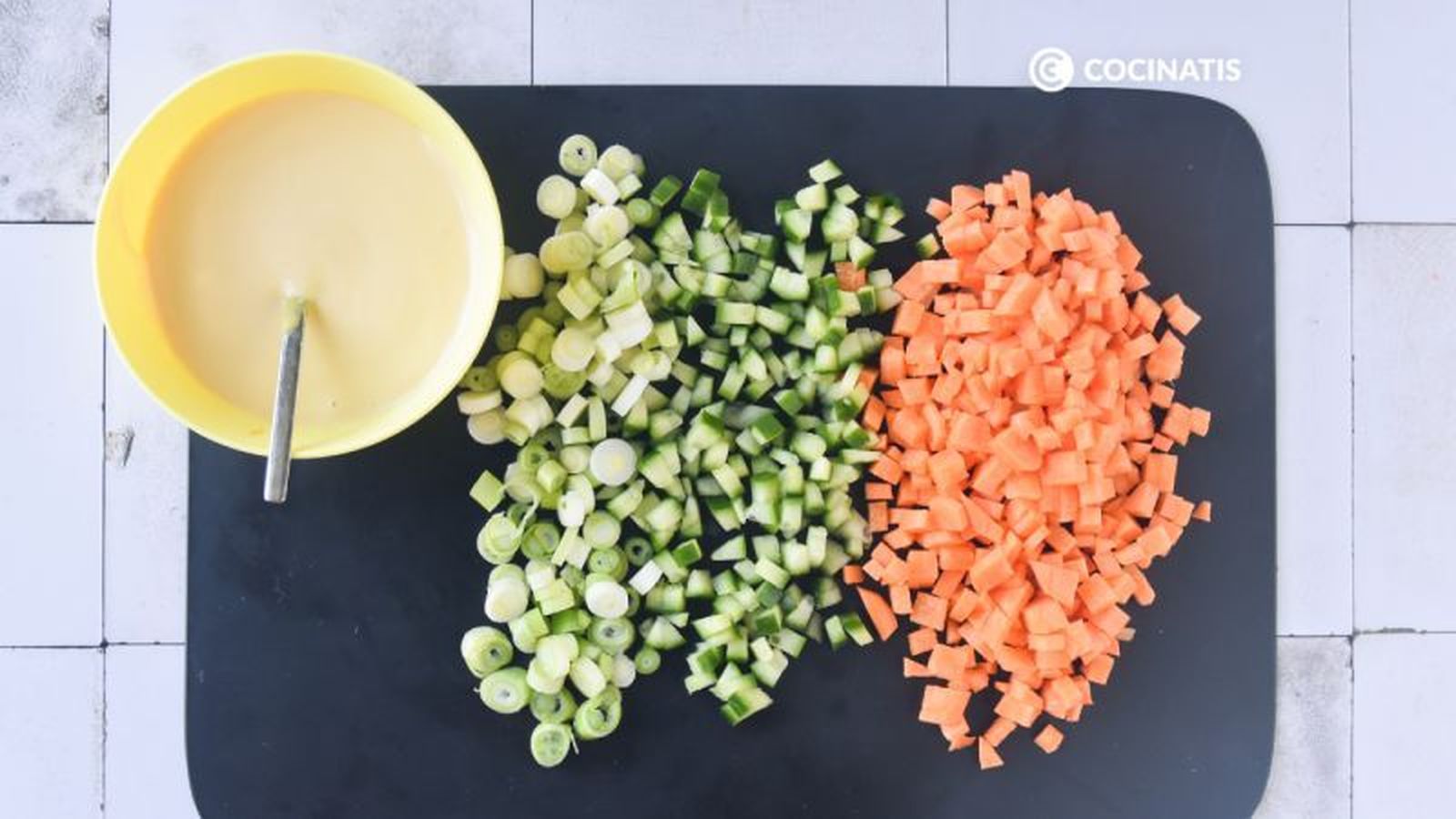 Mezclamos las verduras picadas con la mayonesa Mezclamos las verduras picadas con la mayonesa