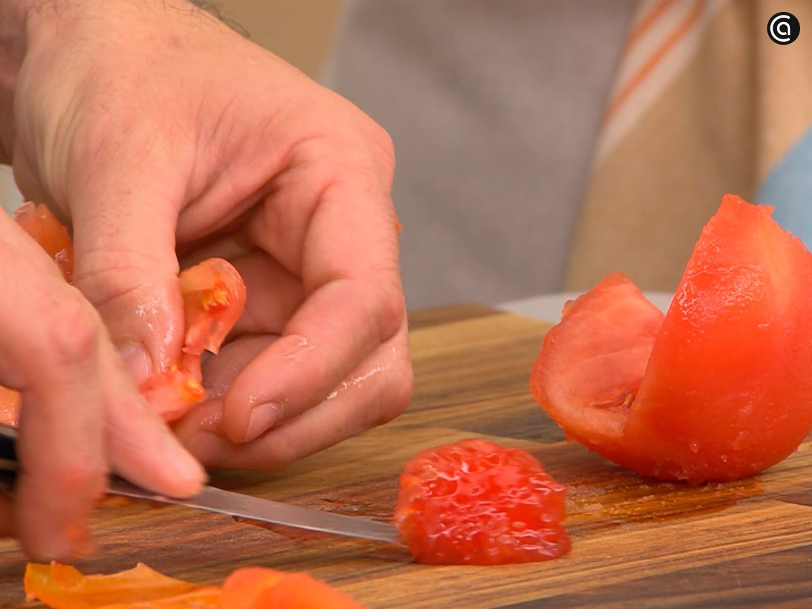 Retira el caviar de tomate con cuidado y resérvalo
