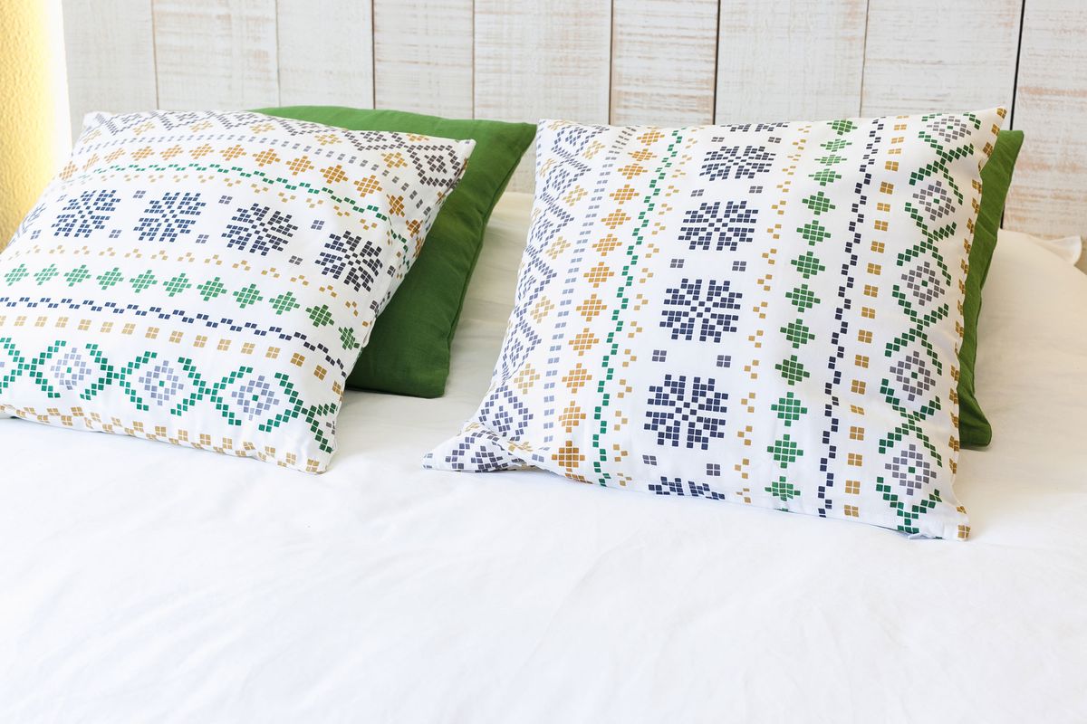 Dormitorio de estilo natural en verde y blanco 5