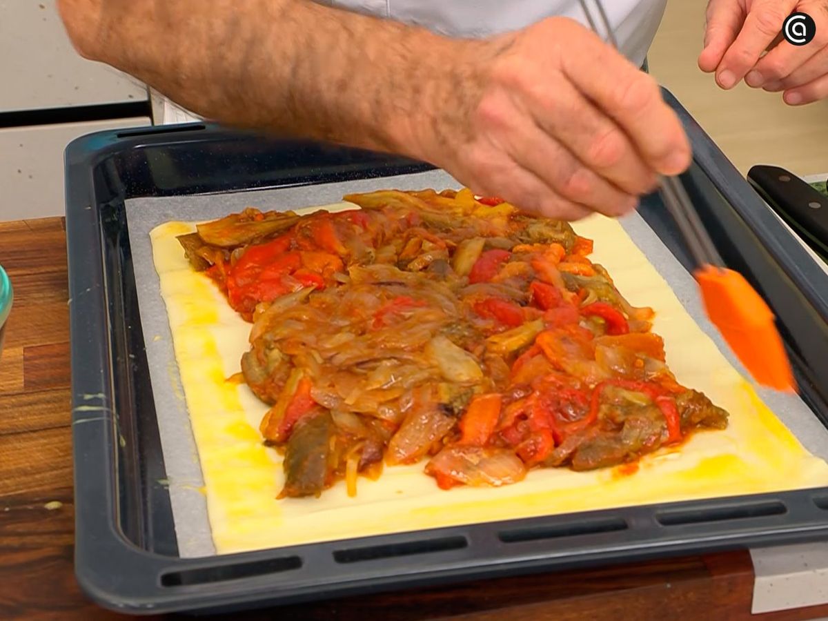 Reparte el relleno de forma uniforme sobre la masa de empanada