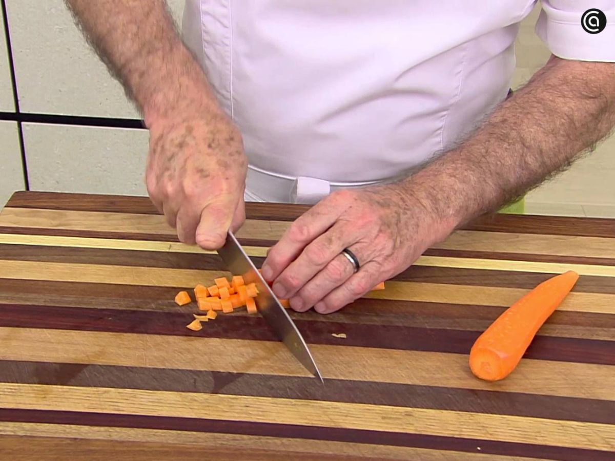 Corta y cuece las zanahorias