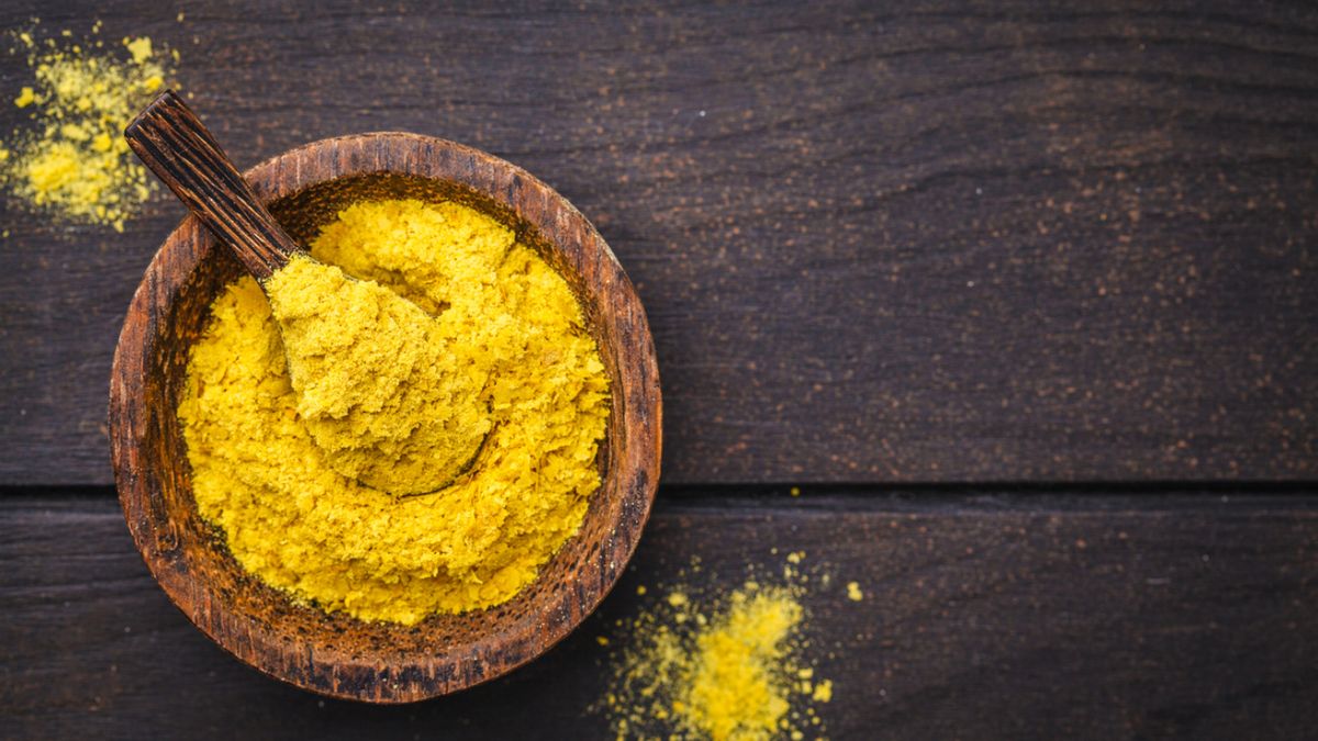 Copos de levadura nutricional listos para usar como condimento en ensaladas, cremas o pastas.