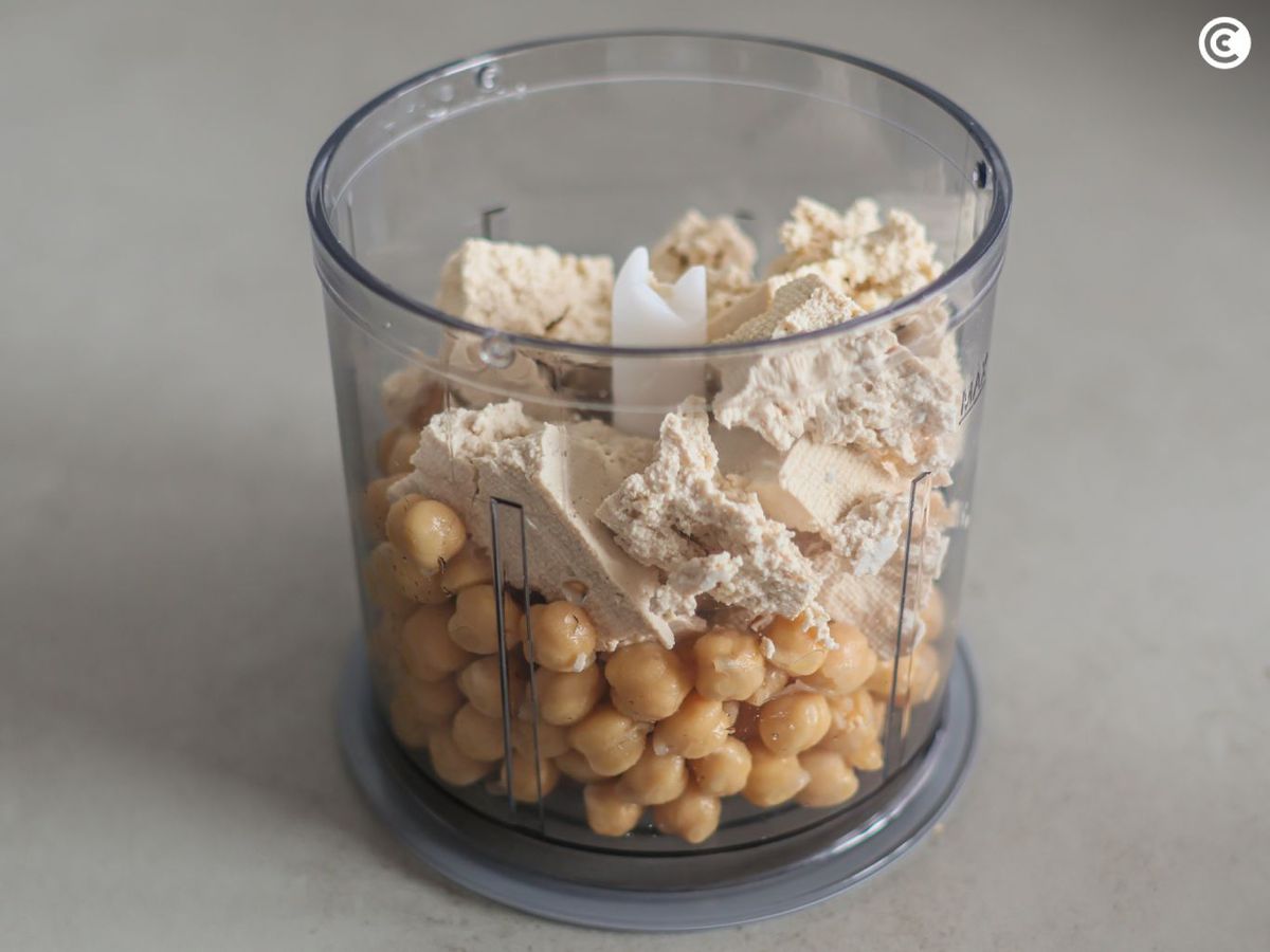 Triturar los garbanzos con el tofu para hacer los nuggets veganos