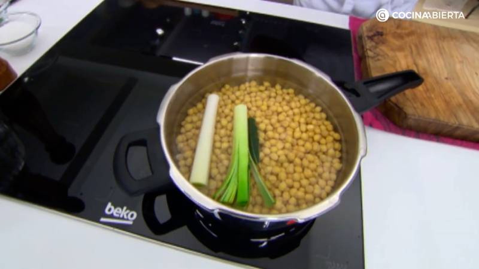 Cocina los garbanzos en la ola rápida Cocina los garbanzos en la ola rápida