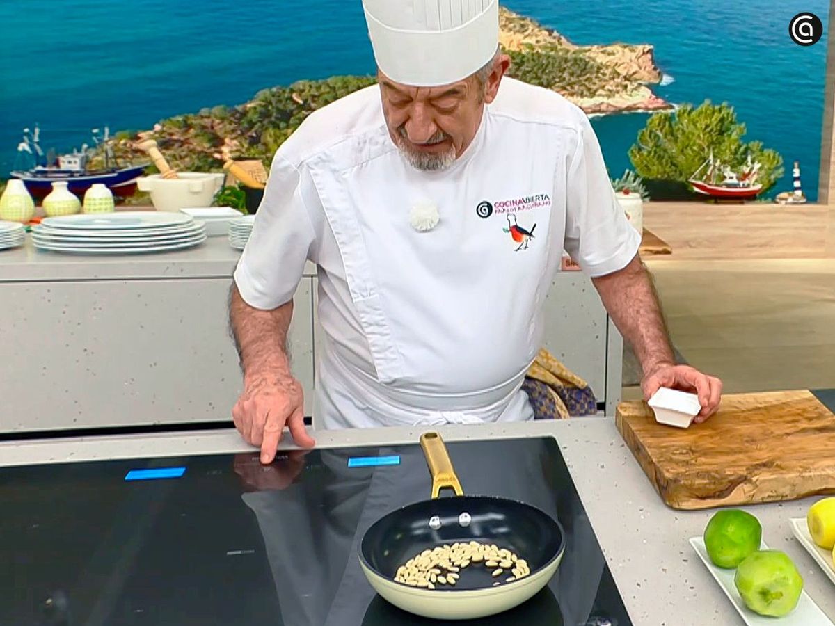Tuesta los piñones que acompañarán a la crema y la fruta en la banda
