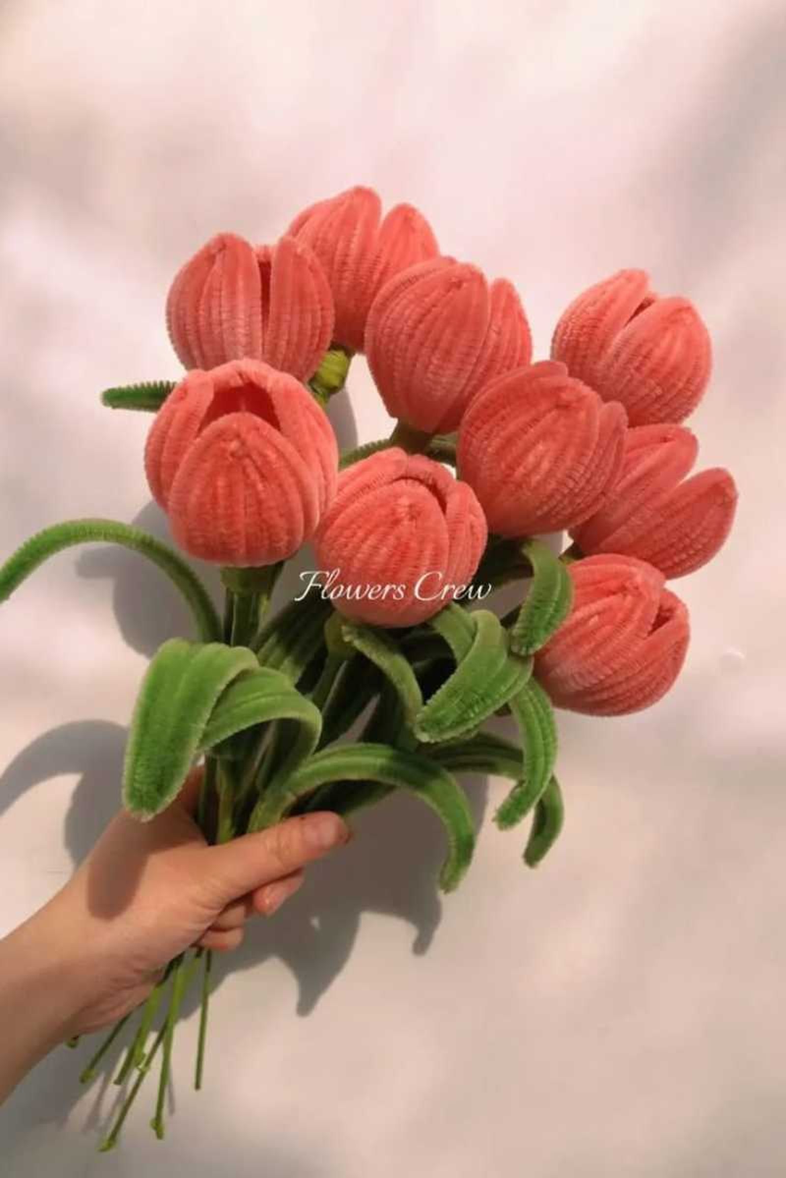 Ramo de tulipanes hechos con limpiapipas de color coral. Ramo de tulipanes hechos con limpiapipas de color coral.