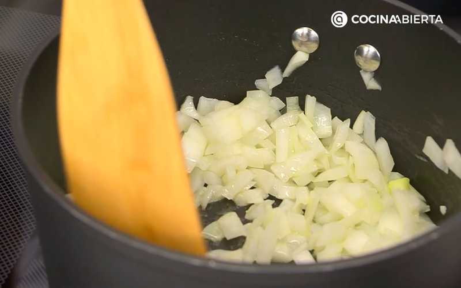 Cocina la cebolleta Cocínala sin que coja color Cocina la cebolleta Cocínala sin que coja color