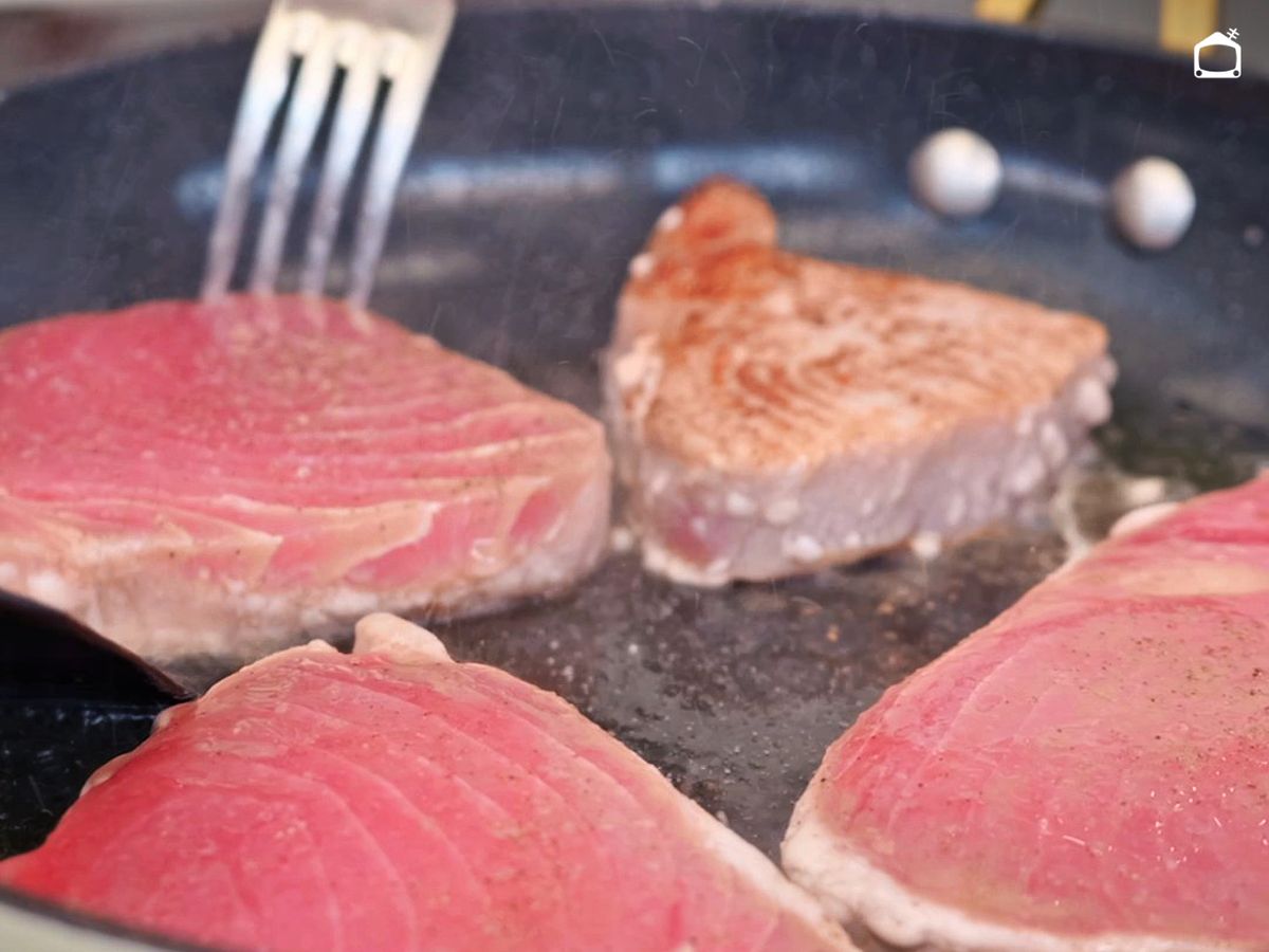 Marcar el atún vuelta y vueta para hacer con tomate