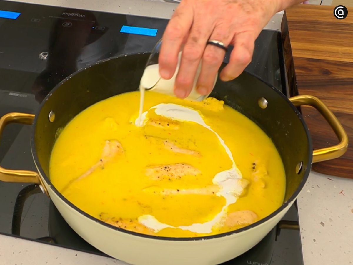 Mezcla los solomillos con la salsa triturada, cocina unos minutos y añade la nata para darle cremosidad