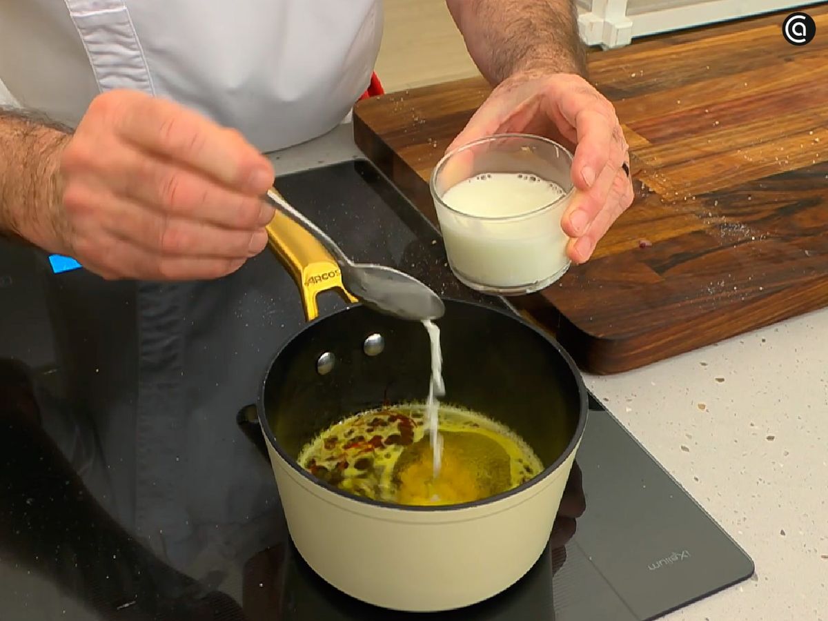 Añade harina de maíz refinada diluida en agua fría para espesar la salsa de azafrán