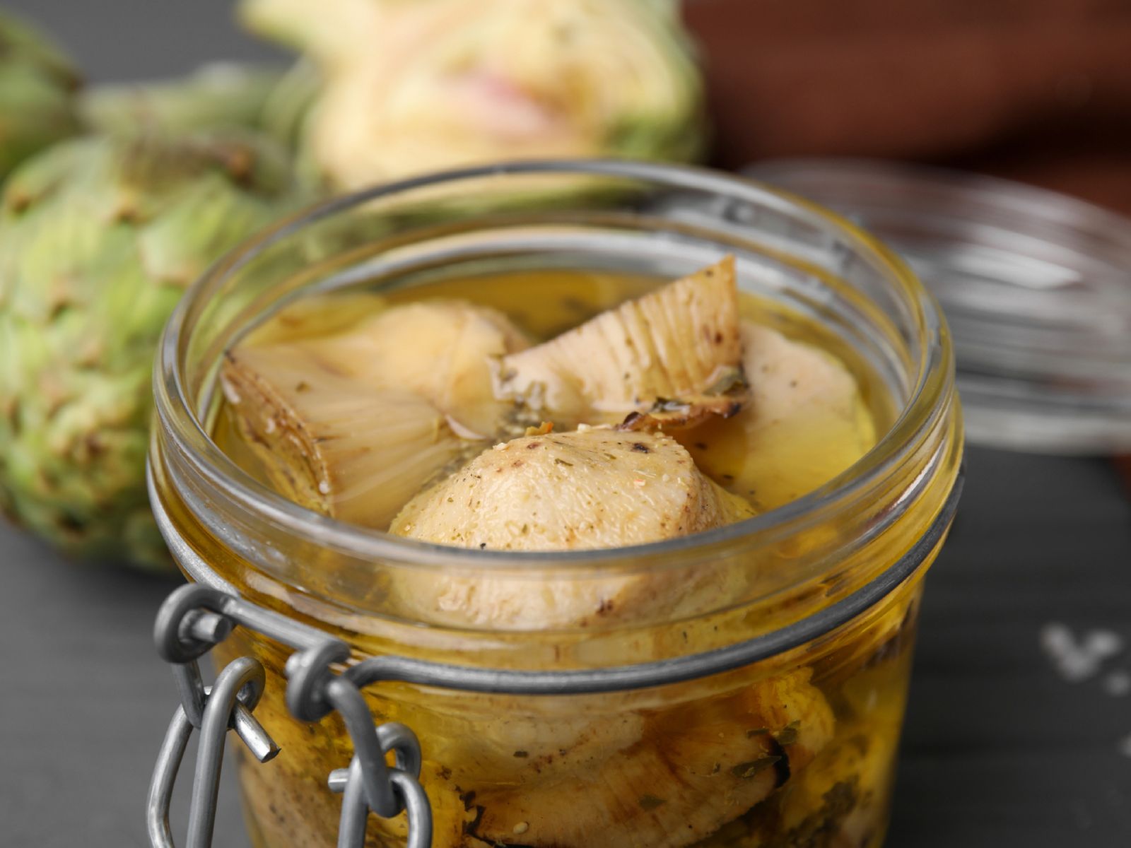 Alcachofas confitadas conservadas en tarro hermético para mantener su sabor y textura.