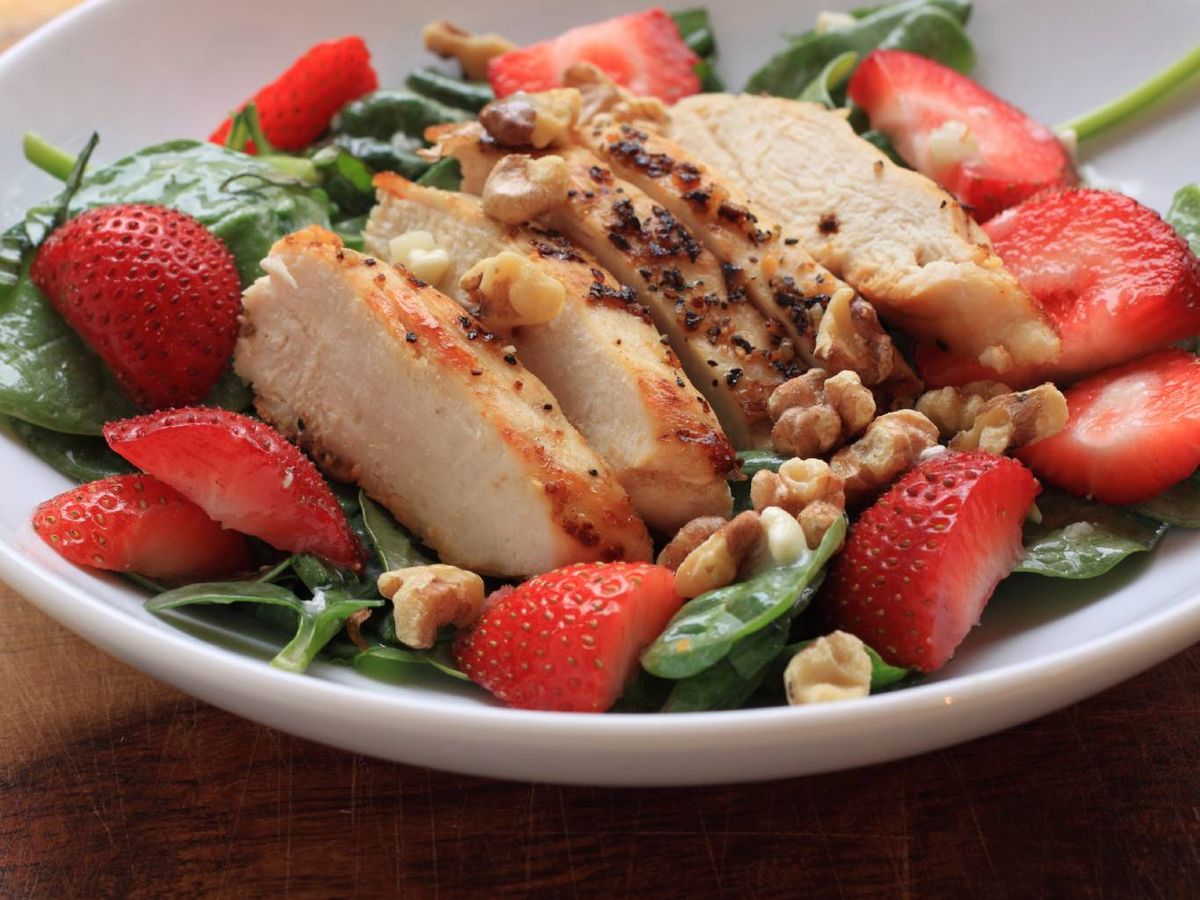 Esta ensalada combina proteína, frescor y textura gracias al pollo, las fresas y las nueces.