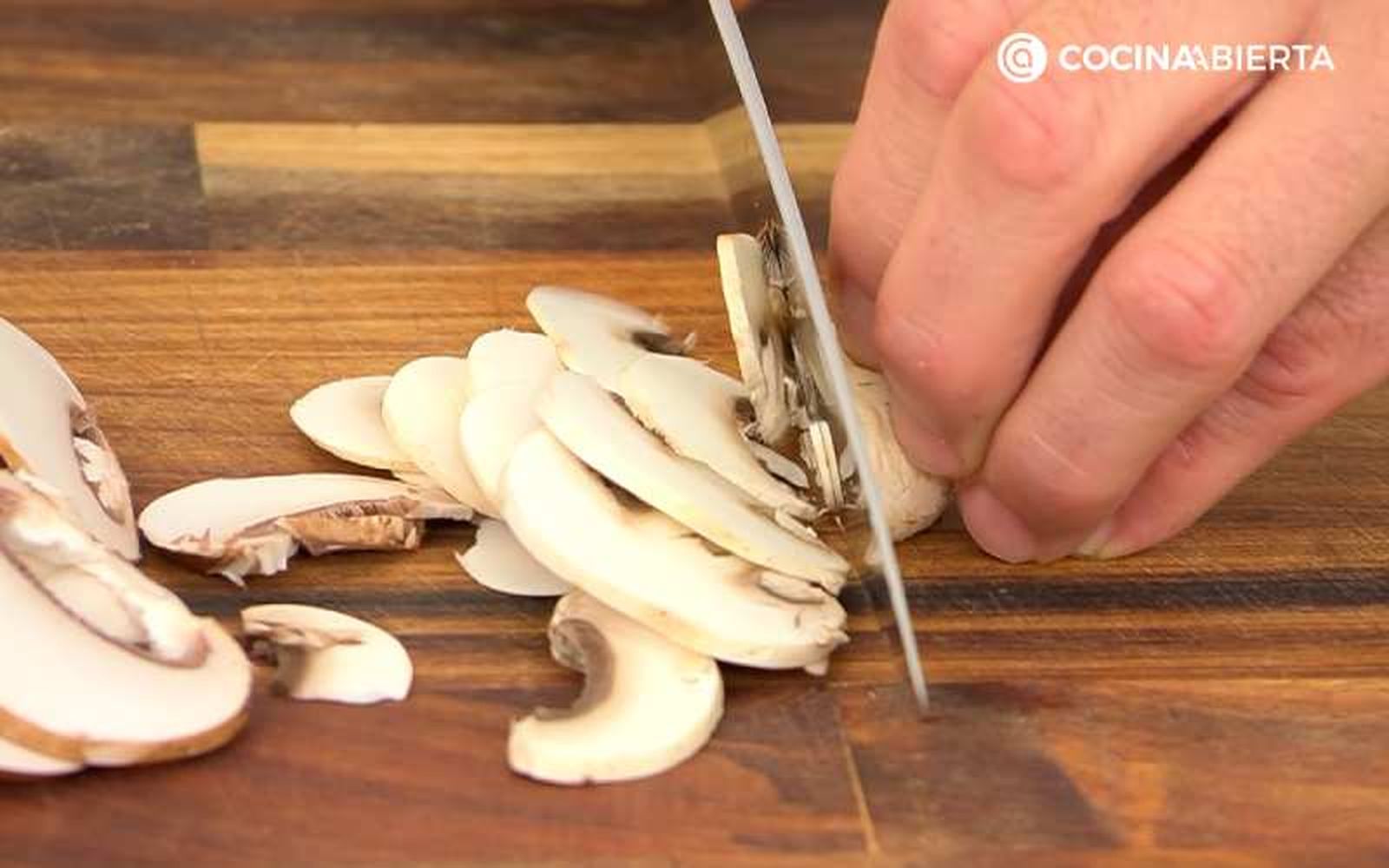 Corta los champiñones en láminas finas Corta los champiñones en láminas finas