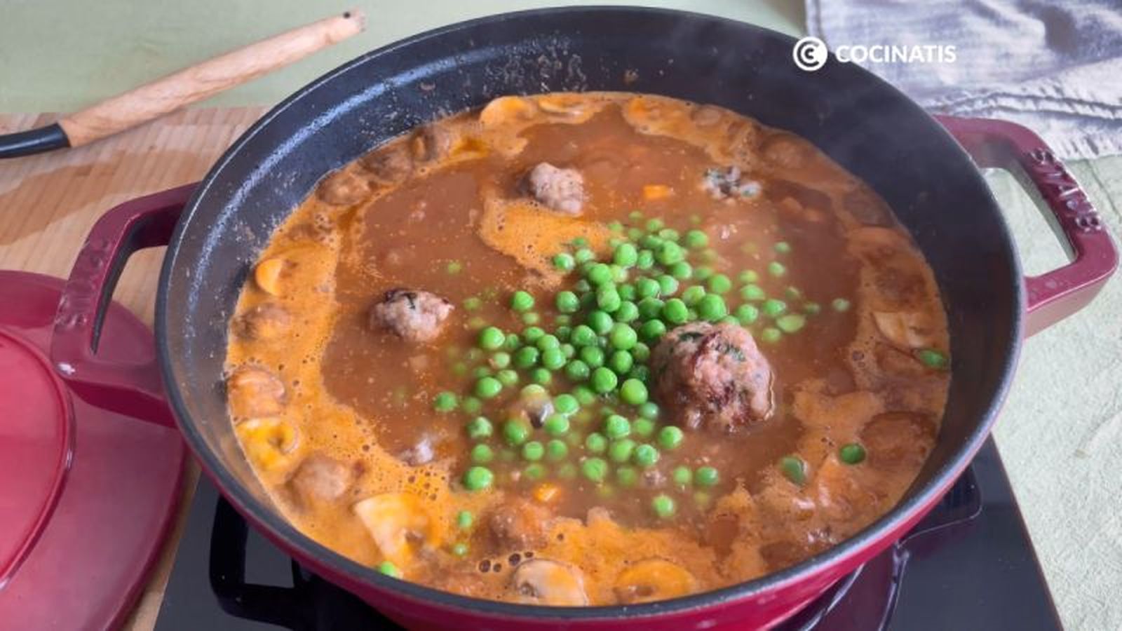 Cocinamos las albóndigas en la salsa Cocinamos las albóndigas en la salsa