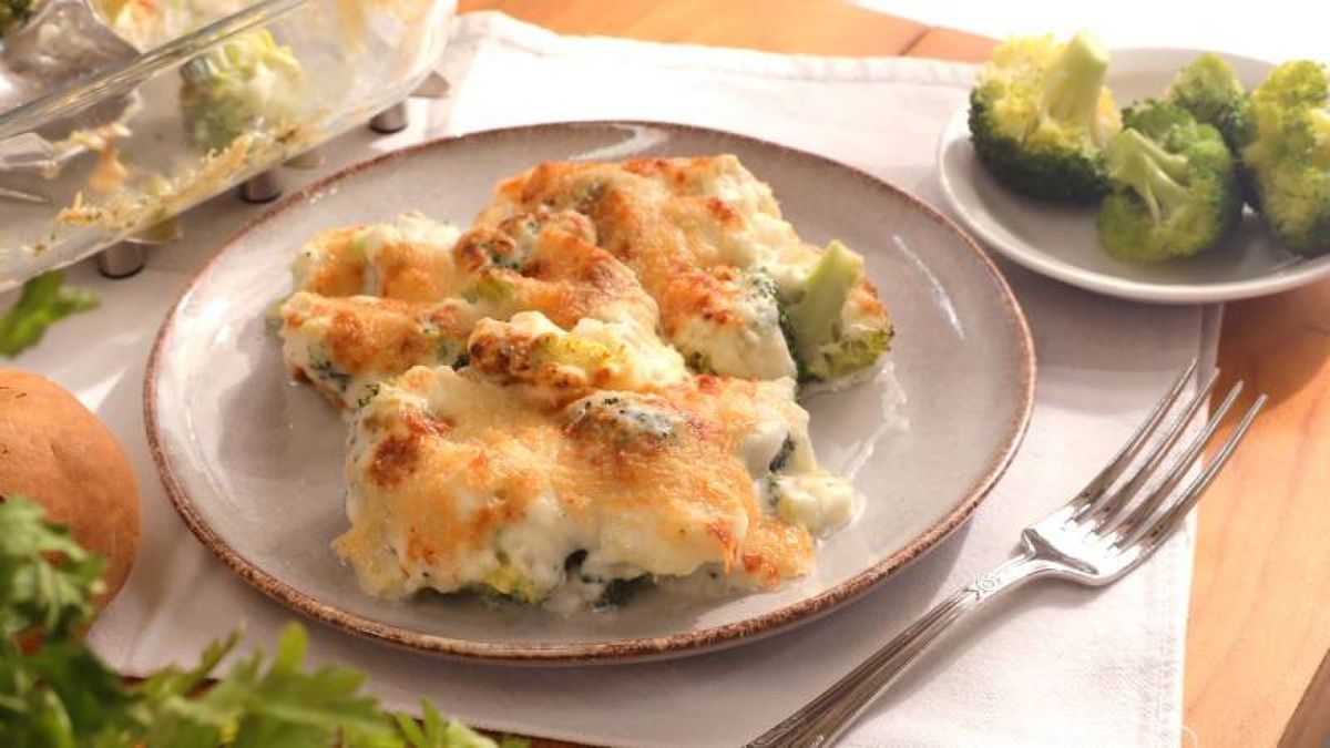 Disfruta del brócoli gratinado con bechamel, un acompañamiento cremoso y sabroso que complementa cualquier comida