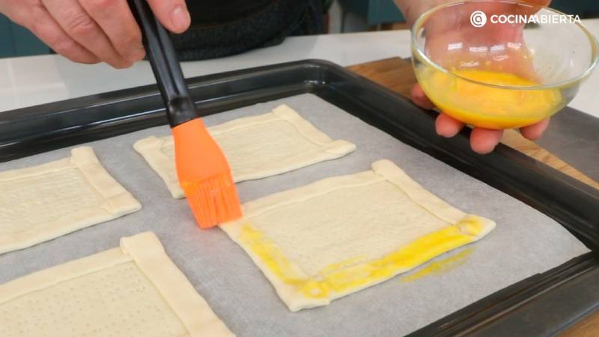 Pinta el hojaldre con huevo batido y hornea