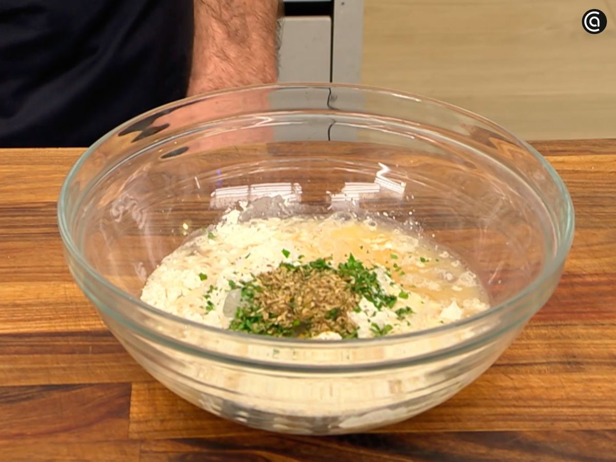 Elabora el rebozado tipo tempura para cubrir el pescado