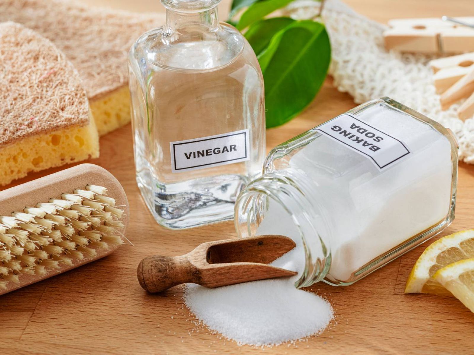 El bicarbonato y el vinagre blanco, imprescindibles en la limpieza natural del hogar. El bicarbonato y el vinagre blanco, imprescindibles en la limpieza natural del hogar.