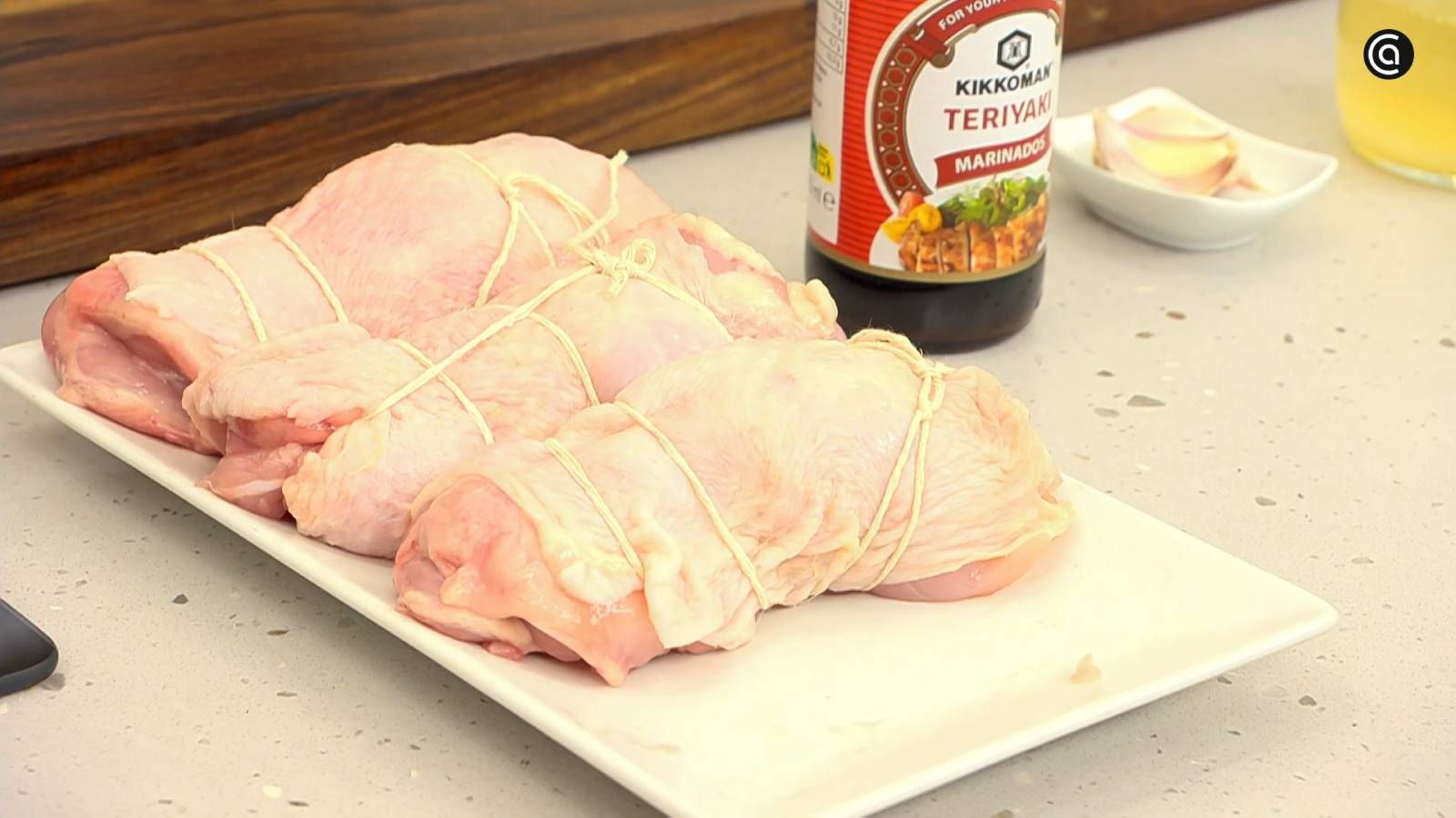 La pieza de pollo queda con varias vueltas de hilo alrededor, sujeta con dos nudos