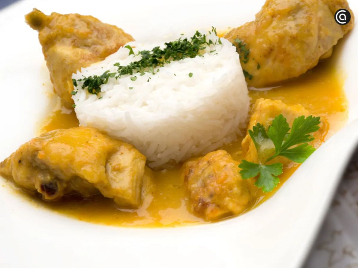 Pollo al curry suave servido con arroz basmati, la combinación perfecta de aroma y cremosidad.