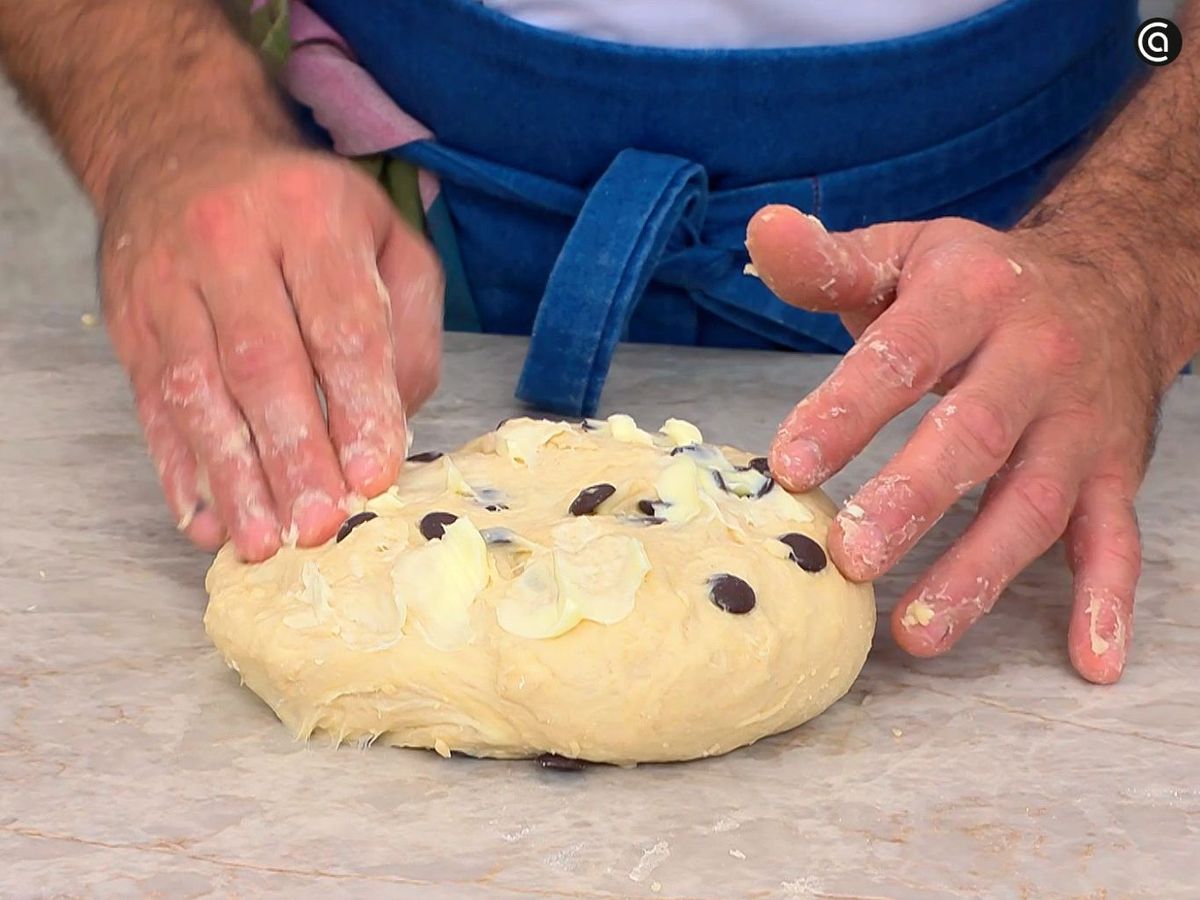Añadir mantequilla y chocolate a la masa de los bollos de leche