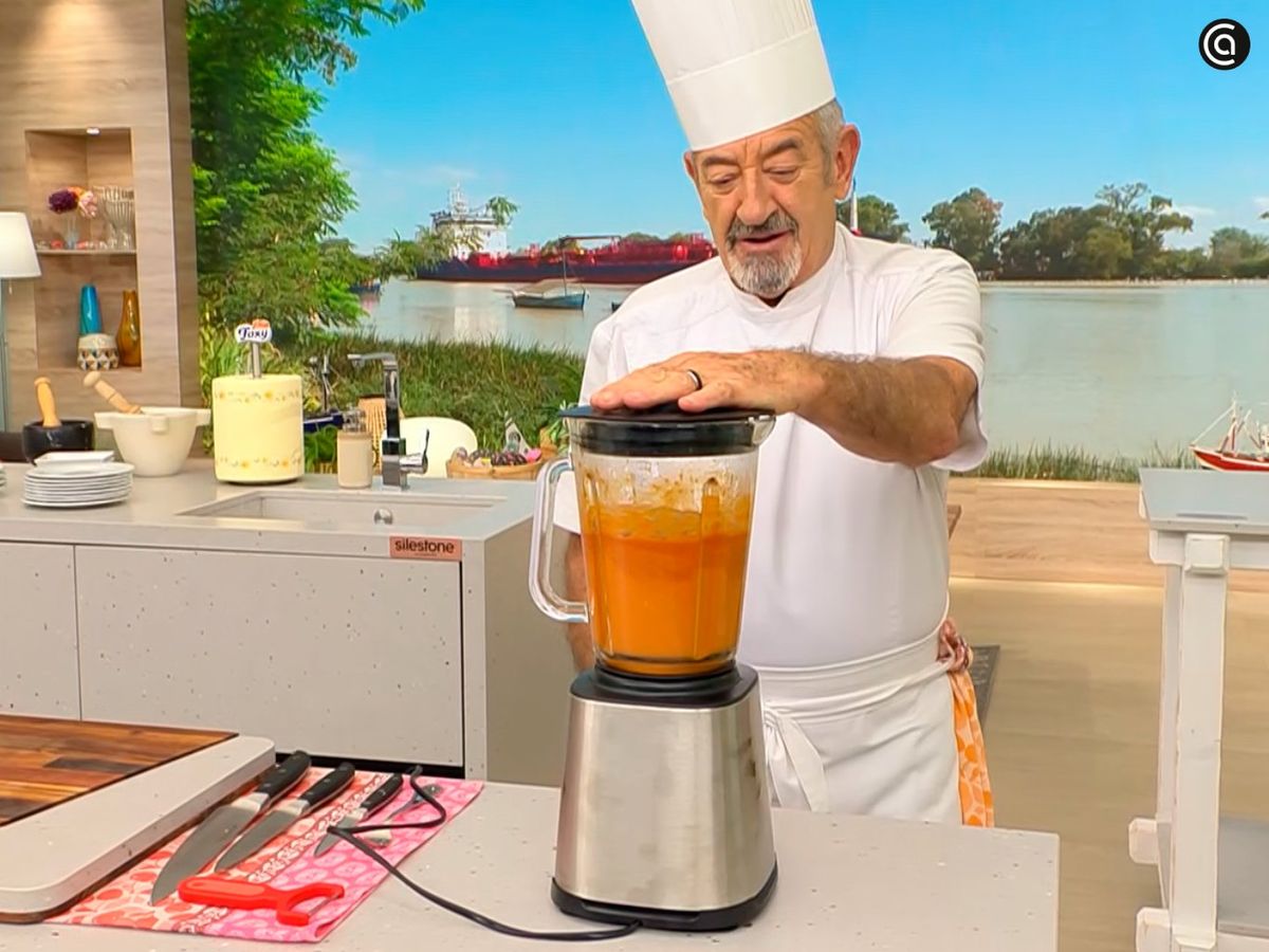 Tritura todo hasta conseguir una salsa fina y sin grumos