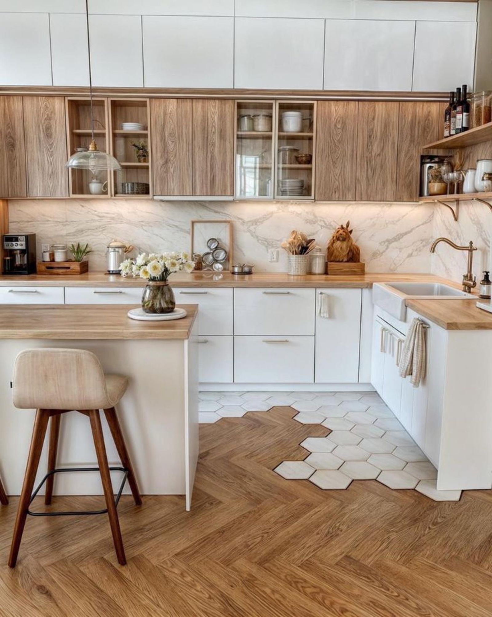 Cocina con península con suelo con baldosas geométricas. Cocina con península con suelo con baldosas geométricas.