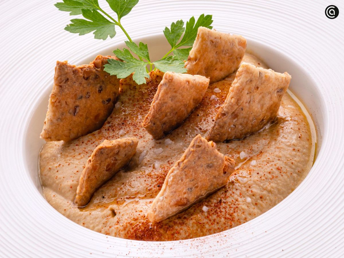 Hummus de berenjena y ajo con crackers de nueces de Joseba Arguiñano